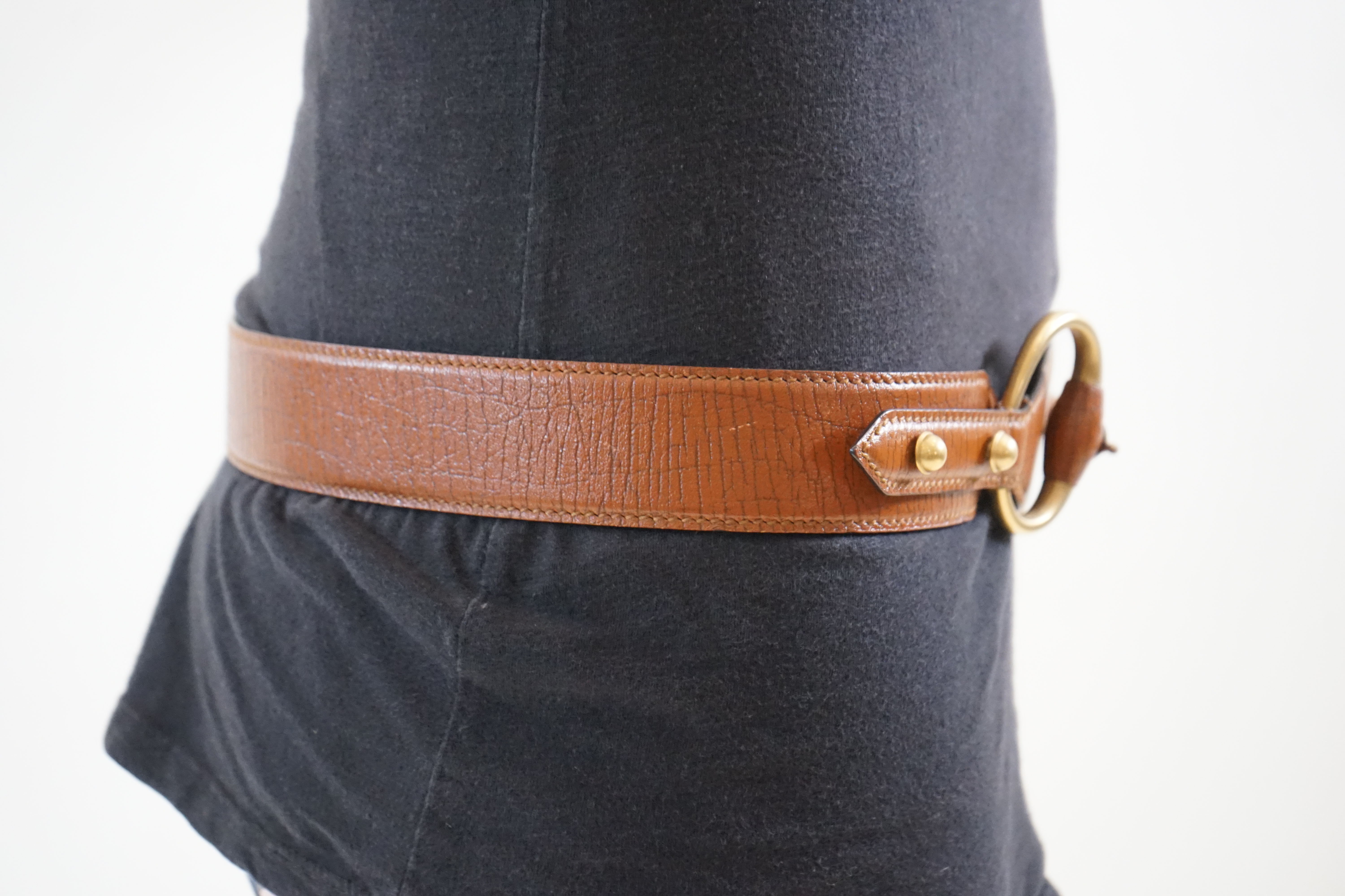 A Gucci horse bit belt in tan leather and gold, Size 90/36